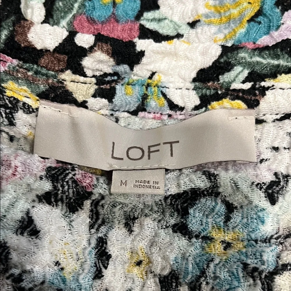 Loft Floral Shirred V-Neck Puff Sleeve Top,‎ size medium